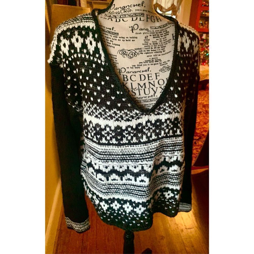 Aeropostale Black & White V Neck Sweater NWT